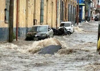 Inundaciones en Santa Ana, El Salvador, afectan calles y complican el tránsito tras lluvias intensas