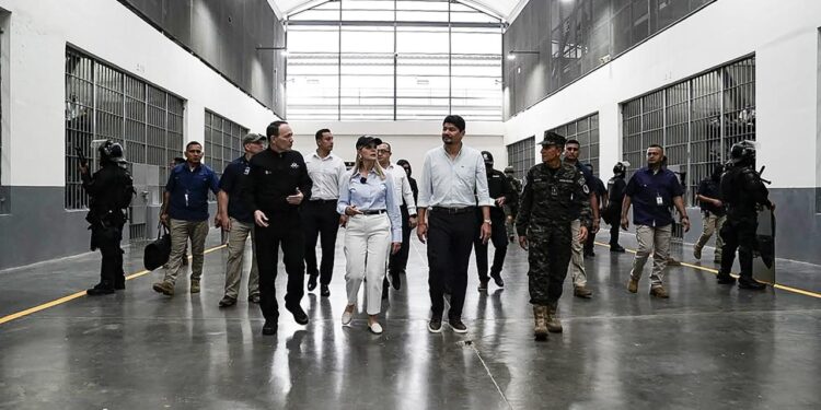 Presidenta de Costa Rica llega a El Salvador para abordar el modelo de seguridad de Nayib Bukele