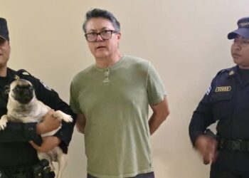 Detienen en San Salvador a hombre captado maltratando a un perro desde un balcón