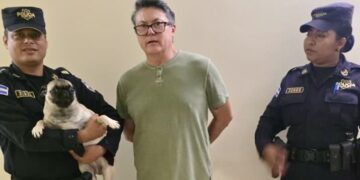 Detienen en San Salvador a hombre captado maltratando a un perro desde un balcón