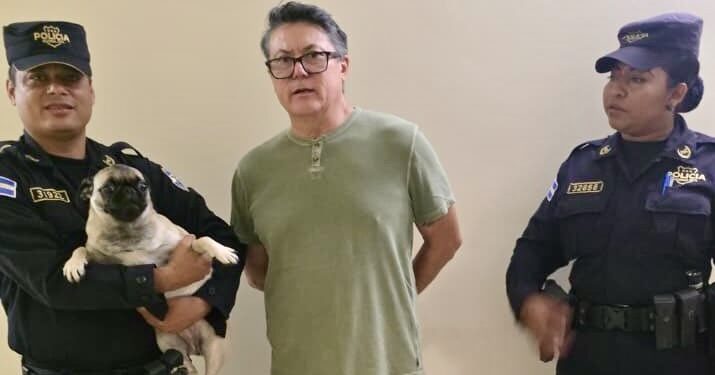 Detienen en San Salvador a hombre captado maltratando a un perro desde un balcón