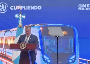 Presidente de Guatemala presenta avances del Metroriel, el tren urbano que busca reducir hasta 90 minutos los viajes