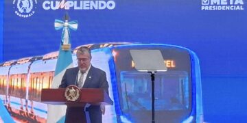 Presidente de Guatemala presenta avances del Metroriel, el tren urbano que busca reducir hasta 90 minutos los viajes