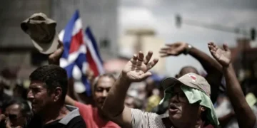 ¿Cómo funcionarían las jornadas de 12 horas laborales en Costa Rica? Excepciones, descansos y controversias