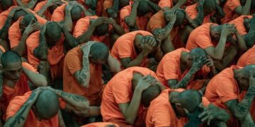 Con uniforme naranja y rapados, así trasladó Costa Rica a los primeros 123 reos a su megacárcel