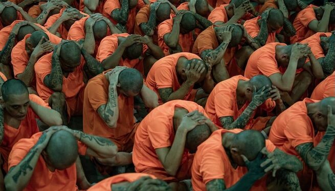 Con uniforme naranja y rapados, así trasladó Costa Rica a los primeros 123 reos a su megacárcel