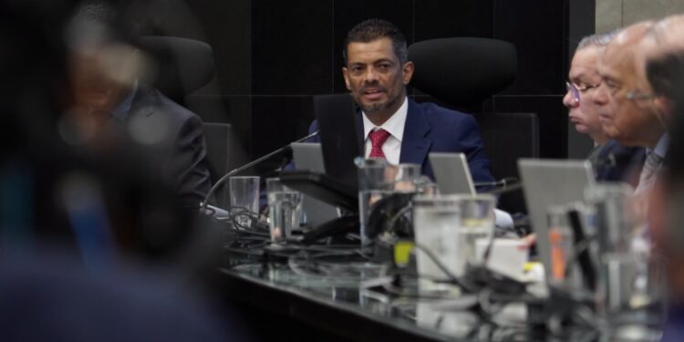 Reelecto fiscal costarricense dice seguirá “enérgico” frente a críticas del gobierno: “Nadie me va a callar”