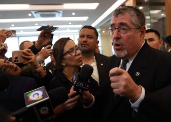 Presidente de Guatemala acude al velatorio de exfiscal anticorrupción y pide esclarecer el crimen