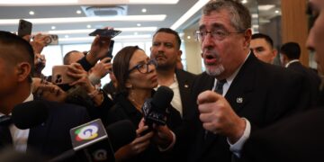 Presidente de Guatemala acude al velatorio de exfiscal anticorrupción y pide esclarecer el crimen