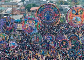 Guatemala vuelve a celebrar el Día de Todos los Santos con sus tradicionales y coloridos barriletes gigantes