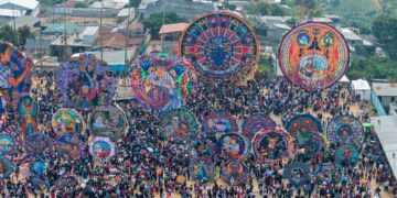 Guatemala vuelve a celebrar el Día de Todos los Santos con sus tradicionales y coloridos barriletes gigantes