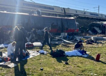 Tragedia en España: Choque de dos trenes de alta velocidad deja al menos 64 muertos