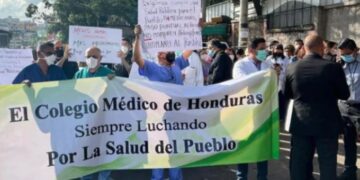Gobierno de Honduras pide a los médicos volver al trabajo tras pagar salarios a la mayoría del personal