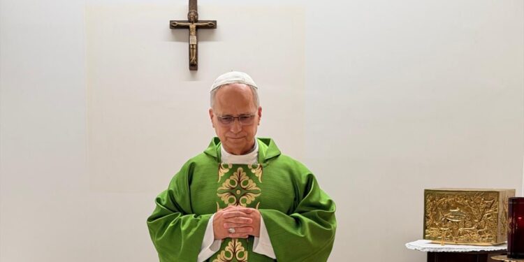 Papa León XIV mejora de salud y celebra misa con personal médico en Roma