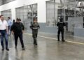 Honduras busca condenar a pandilleros por tatuajes tras visita de presidente del Congreso Nacional a la megacárcel de El Salvador