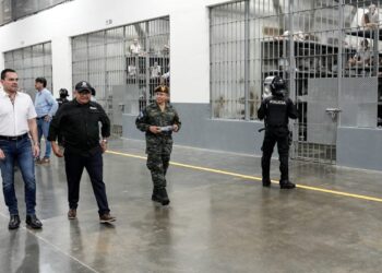 Honduras busca condenar a pandilleros por tatuajes tras visita de presidente del Congreso Nacional a la megacárcel de El Salvador