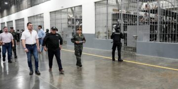 Honduras busca condenar a pandilleros por tatuajes tras visita de presidente del Congreso Nacional a la megacárcel de El Salvador