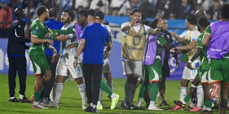 Concacaf castiga a Guatemala con cierre parcial de estadio y suspensiones tras incidentes ante Surinam
