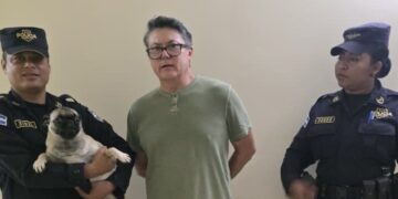Detienen en San Salvador a hombre captado maltratando a un perro desde un balcón