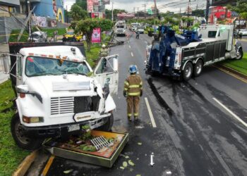 Conductor de camión causa nuevo accidente en San Salvador en medio de ofensiva gubernamental contra el transporte pesado