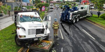 Conductor de camión causa nuevo accidente en San Salvador en medio de ofensiva gubernamental contra el transporte pesado