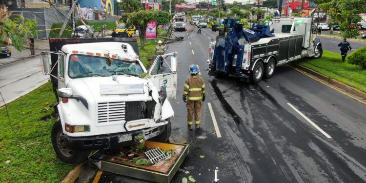 Conductor de camión causa nuevo accidente en San Salvador en medio de ofensiva gubernamental contra el transporte pesado