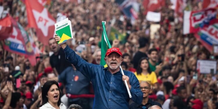 Lula gana la reelección en Brasil al derrotar por estrecho margen a Flávio Bolsonaro