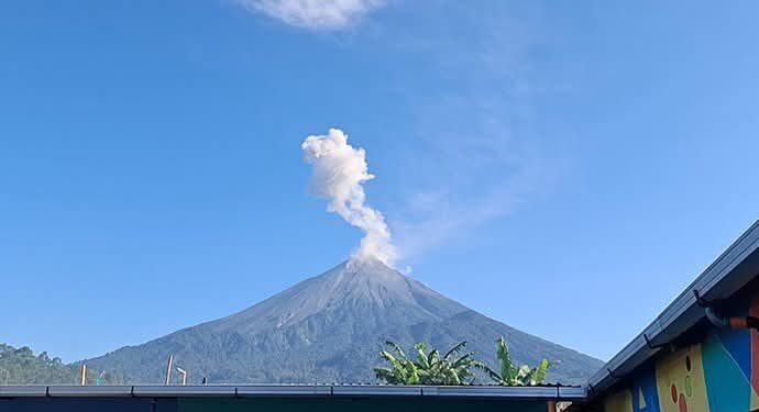 Volcán de Fuego en Guatemala lanza ceniza hasta 4,700 metros y amenaza con lahares