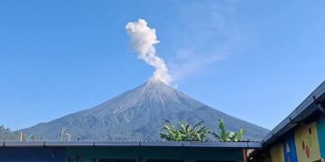 Volcán de Fuego en Guatemala lanza ceniza hasta 4,700 metros y amenaza con lahares