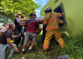 Vuelco de autobús en Costa Rica deja 2 mujeres muertas y 52 personas atendidas