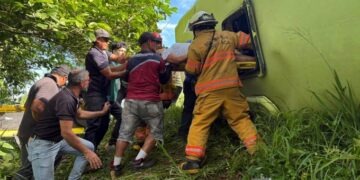 Vuelco de autobús en Costa Rica deja 2 mujeres muertas y 52 personas atendidas