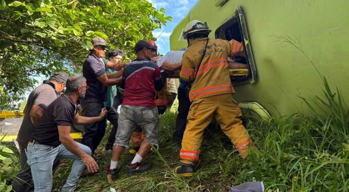 Vuelco de autobús en Costa Rica deja 2 mujeres muertas y 52 personas atendidas