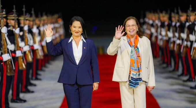 Presidenta de Perú llega a El Salvador para reunirse con Nayib Bukele y visitar la megacárcel