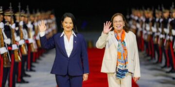 Presidenta de Perú llega a El Salvador para reunirse con Nayib Bukele y visitar la megacárcel