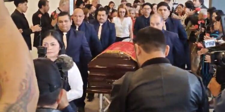 Exfiscal anticorrupción asesinado es despedido con un homenaje público en Ciudad de Guatemala