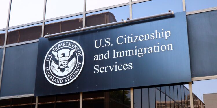 EE UU acelera la retirada del estatus de refugiados y pone bajo revisión a centroamericanos reasentados con Biden