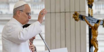 Presidente de Guatemala expresa solidaridad con el papa León XIV antes de cirugía por nódulo pulmonar