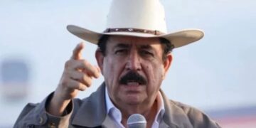 Mel Zelaya regresa a Honduras tras 38 días en México y revela que seguirá en tratamiento médico